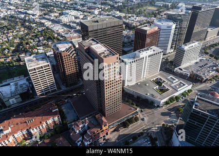 Luftaufnahme von Gebäuden entlang Wilshire Blvd. in der Nähe von Westwood in Los Angeles, Kalifornien. Stockfoto