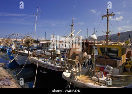 Fischerboote in den winzigen Hafen von Pafos, Paphos, Zypern günstig Stockfoto