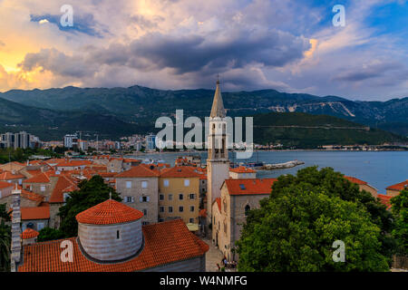 Sonnenuntergang Blick auf die Altstadt von Budva aus der Zitadelle mit der Kirche der Heiligen Dreifaltigkeit und der Adria im Hintergrund in Montenegro, Balkan Stockfoto