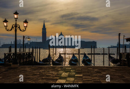 Blick auf Winter sonnenuntergang himmel mit Nebel über Saint George Insel in der Lagune von Venedig aus Stadt am Wasser Stockfoto