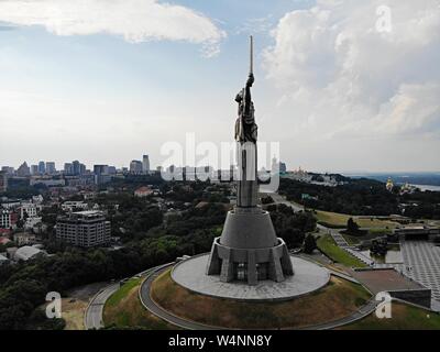 Kiew, der Hauptstadt der Ukraine. Luftaufnahmen von Drone. Schönes Land mit großen und lange Geschichte. Europäische Land. Das mutterland Denkmal Stockfoto