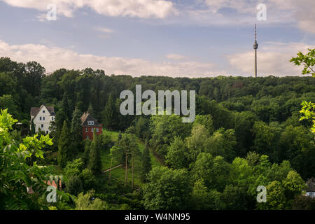 STUTTGART, DEUTSCHLAND - Juli 21,2019: Der Fernsehturm dieses alten Gebäudes ist in die Jahnstrasse, außerhalb der Stadt und in den Wäldern rund um es. Es ist eine berühmte Touris Stockfoto