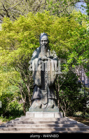 Statue von Konfuzius in dem Yushima-hügel Seido Tempel in Bunkyo, Tokio, Japan. Stockfoto