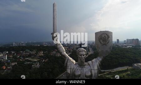 Kiew, der Hauptstadt der Ukraine. Luftaufnahmen von Drone. Schönes Land mit großen und lange Geschichte. Europäische Land. Das mutterland Denkmal Stockfoto
