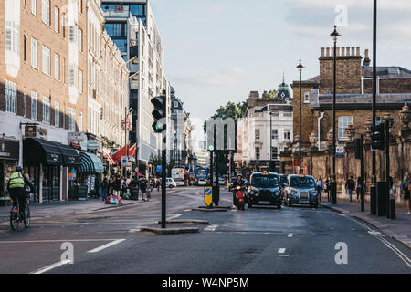 London, UK - 15. Juli 2019: Die schwarzen Taxis und Radfahrer auf der Buckingham Palace Road, eine berühmte Straße in London, dass vom Buckingham Palace läuft Stockfoto