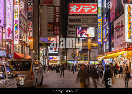 Die futuristische neon Nacht Lichter von Akihabara Electric Town Shopping District, Tokio, Japan. Stockfoto