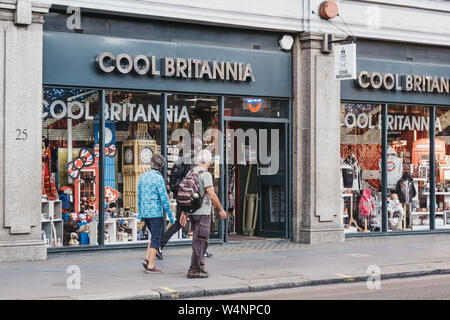 London, UK - 15. Juli 2019: Menschen vorbei gehen. Cool Brittania Souvenirs und Geschenke Shop in London, eine der meist besuchten Städte in der Welt. Stockfoto