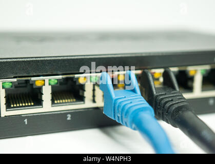 Netzwerk Kabel und Ports eines Switches Stockfoto