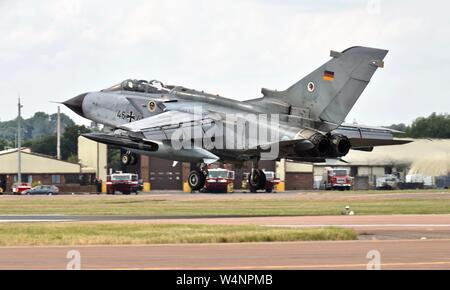 Die deutsche Luftwaffe (Luftwaffe) Panavia Tornado IDS Ankunft in RAF Fairford für das Royal International Air Tattoo 2019 Stockfoto