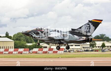 Ein Panavia Tornado der Tactical Air Force Squadron 51 mit einer speziellen Lackierung mit dem Ersten Weltkrieg deutsche Flying Ace Max Immelmann der RIAT 2019 Stockfoto