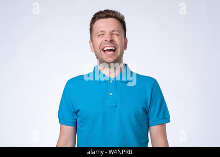 Porträt von einem gutaussehenden jungen Mann Lachen Stockfoto