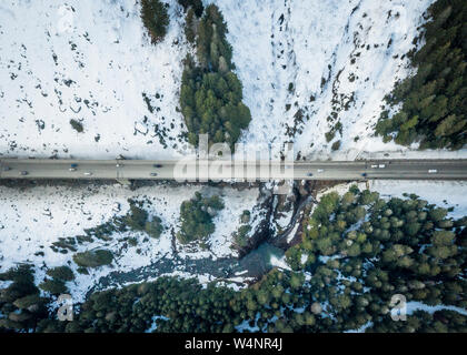 I-90 Highway von oben in den Bergen in Washington. Stockfoto