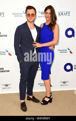 Taron Egerton (links) und Emily Thomas an der Elton John AIDS Foundation Hochsommer Party bei Jean Pigozzi's Villa Dorane, Antibes, Frankreich. Stockfoto