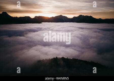 Nebel bei Sonnenaufgang vom Gipfel der Berge Stockfoto