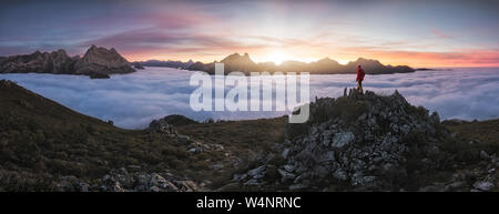 Man Nebel Beobachten bei Sonnenaufgang vom Gipfel der Berge Stockfoto