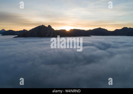 Nebel bei Sonnenaufgang vom Gipfel der Berge Stockfoto