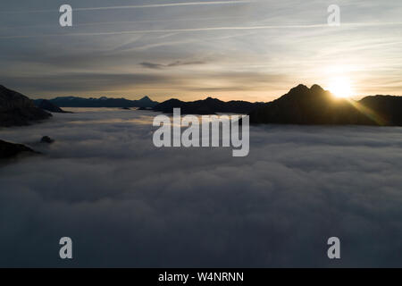 Nebel bei Sonnenaufgang vom Gipfel der Berge Stockfoto