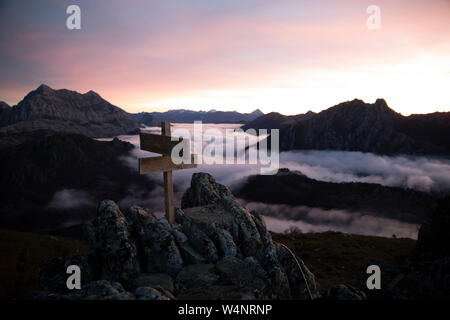 Nebel bei Sonnenaufgang vom Gipfel der Berge Stockfoto