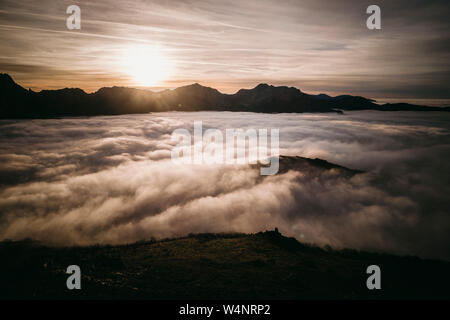 Nebel bei Sonnenaufgang vom Gipfel der Berge Stockfoto