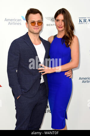 Taron Egerton (links) und Emily Thomas an der Elton John AIDS Foundation Hochsommer Party bei Jean Pigozzi's Villa Dorane, Antibes, Frankreich. Stockfoto