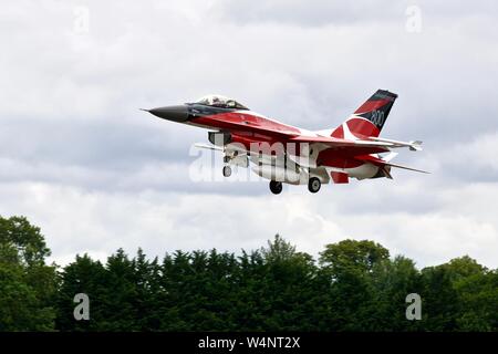 Royal Danish Air Force F16 Fighting Falcon der RIAT 2019 anreisen, mit einem speziellen Farbschema feiert das 800jährige Jubiläum von Denmarks Flagge Stockfoto