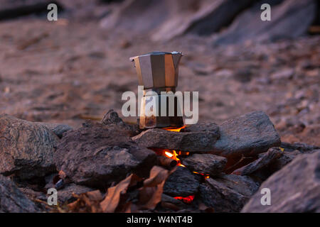 Eine Tasse Kaffee am Strand. Stockfoto