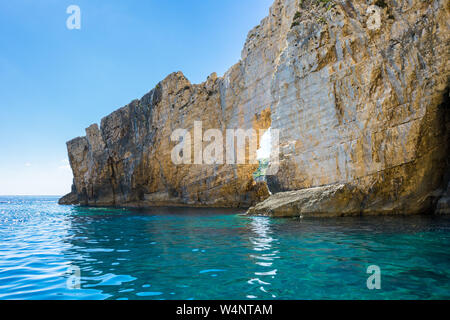 Griechenland, Zakynthos, blauer Himmel und perfekte türkisklares Wasser am weißen Stein Bogen in der Nähe von Keri Caves Stockfoto