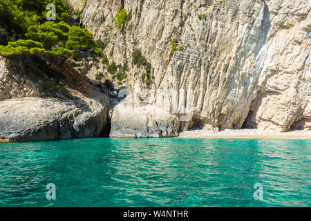 Griechenland, Zakynthos, weißen Sandstrand unter Kreide Felsen in abgelegenen Paradies Stockfoto