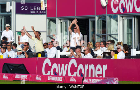 Hove, Sussex UK 24. Juli 2019 - Der Gast einen schönen warmen sonnigen genießen Sie abends an der Vitalität Blast Gruppe Süd Übereinstimmung zwischen Sussex Haie und Hampshire an der 1. zentralen County Boden in Hove. Foto: Simon Dack/Alamy leben Nachrichten Stockfoto