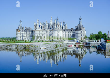 Schloss Chambord, Frankreich - Juli 07, 2017: Das Schloss spiegelt sich in der See in einem sonnigen Tag. Schloss Chambord, Frankreich am Juli 07, 2017 Stockfoto