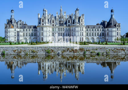 Schloss Chambord, Frankreich - Juli 07, 2017: Das Schloss spiegelt sich in der See in einem sonnigen Tag. Schloss Chambord, Frankreich am Juli 07, 2017 Stockfoto