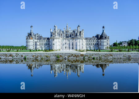 Schloss Chambord, Frankreich - Juli 07, 2017: Das Schloss spiegelt sich in der See in einem sonnigen Tag. Schloss Chambord, Frankreich am Juli 07, 2017 Stockfoto