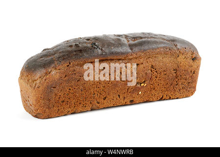 Laib Schwarzbrot mit Samen auf weißem Hintergrund. Stockfoto