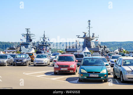 Varna, Bulgarien, 20. Juli 2019. Drei große graue moderne Kriegsschiffe am Pier in der Hafenstadt Varna. Ansicht vom Parkplatz an einem sonnigen Sommertag. Stockfoto