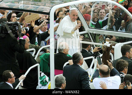 Rio de Janeiro, 26. Juli 2013. Papst Francisco bei einem Besuch in Rio de Janeiro, während des Weltjugendtages 2013. Papa Francisco vorbei Copacabana beac Stockfoto