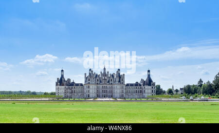 Schloss Chambord, Frankreich - Juli 07, 2017: Frontale Ansicht an einem sonnigen Tag im Schloss Chambord, Frankreich am Juli 07, 2017 Stockfoto