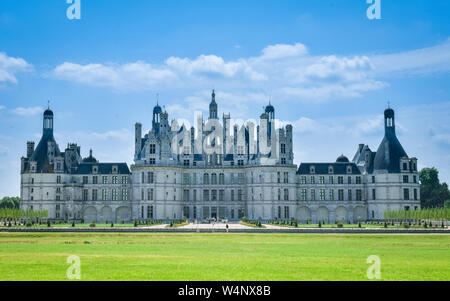 Schloss Chambord, Frankreich - Juli 07, 2017: Frontale Ansicht an einem sonnigen Tag im Schloss Chambord, Frankreich am Juli 07, 2017 Stockfoto