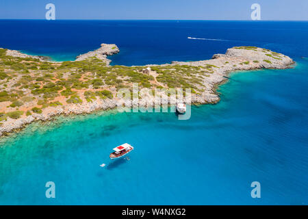 Antenne drone Ansicht von traditionellen Griechischen hölzerne Boote schwimmend auf das kristallklare Wasser der Ägäis (Kreta) Stockfoto