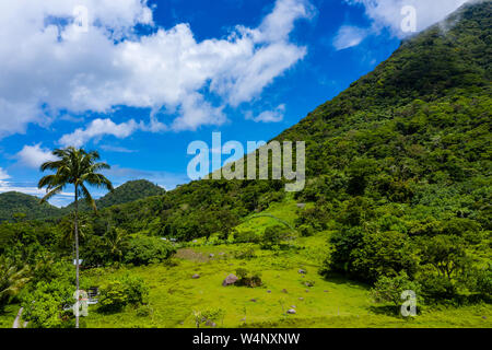 Wolken über dem hoch aufragenden Vulkankegel auf Camiguin Island, Philippinen Stockfoto