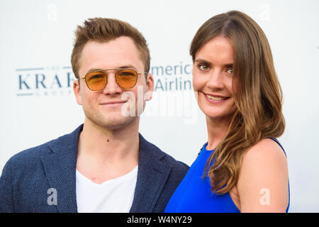 Taron Egerton (links) und Emily Thomas an der Elton John AIDS Foundation Hochsommer Party bei Jean Pigozzi's Villa Dorane, Antibes, Frankreich. Stockfoto