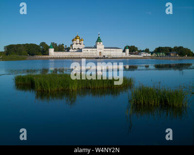 Schöne alte russische Ipatiev Kloster auf der Bank der Kostroma Fluss in der Dämmerung an einem sonnigen Sommermorgen Stockfoto