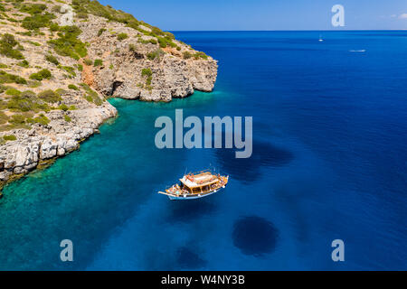 Antenne drone Ansicht von traditionellen Griechischen hölzerne Boote schwimmend auf das kristallklare Wasser der Ägäis (Kreta) Stockfoto