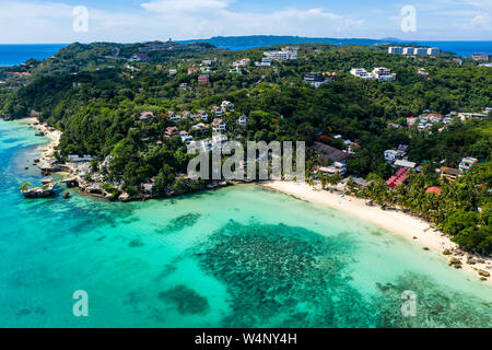 Antenne drone Ansicht von ruiniert und zerstörte Gebäude am Diniwid Beach, Boracay, Philippinen Stockfoto