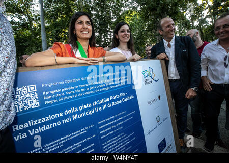 Foto Carlo Lannutti/LaPresseRoma: 24-07-2019 Cronaca. Inaugurazione pista ciclabile Via Nomentana altezza Villa Torlonia Nella Foto: La sindaca di Roma Capitale Virginia Raggi con l'assessore alla Mobilit&#xe0; Linda Meleo in Bici sulla Pista ciclabile Stockfoto