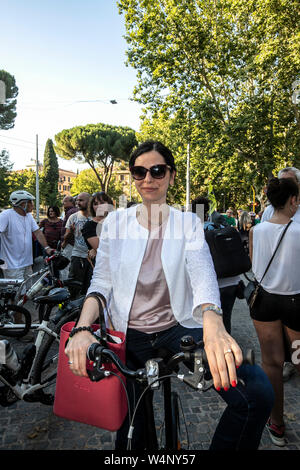 Foto Carlo Lannutti/LaPresseRoma: 24-07-2019 Cronaca. Inaugurazione pista ciclabile Via Nomentana altezza Villa Torlonia Nella Foto: Linda Meleo assessore alla Mobilit&#xe0; Roma Capitale Stockfoto