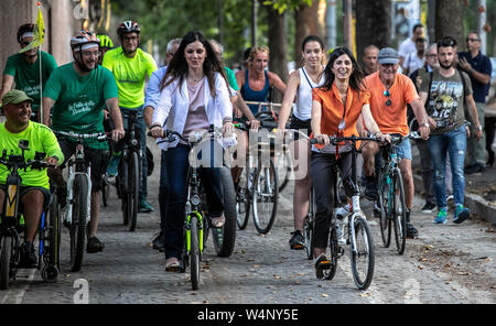 Foto Carlo Lannutti/LaPresseRoma: 24-07-2019 Cronaca. Inaugurazione pista ciclabile Via Nomentana altezza Villa Torlonia Nella Foto: La sindaca di Roma Capitale Virginia Raggi con l'assessore alla Mobilit&#xe0; Linda Meleo in Bici sulla Pista ciclabile Stockfoto