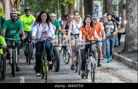 Foto Carlo Lannutti/LaPresseRoma: 24-07-2019 Cronaca. Inaugurazione pista ciclabile Via Nomentana altezza Villa Torlonia Nella Foto: La sindaca di Roma Capitale Virginia Raggi con l'assessore alla Mobilit&#xe0; Linda Meleo in Bici sulla Pista ciclabile Stockfoto