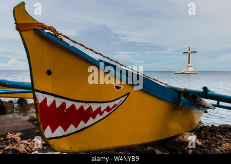 Kleine Boote aus Holz an einem tropischen Strand auf den Philippinen Stockfoto