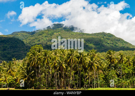 Wolken über die Hänge des Vulkans Mount Mambajao auf der Insel Camiguin auf den Philippinen Stockfoto