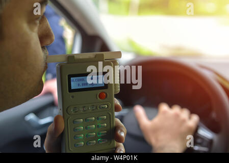 Treiber an, da der Betreff für Alkoholgehalt mit Verwendung von breathalyser zu testen Stockfoto